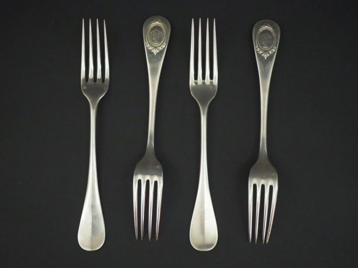 Suite de trois grandes fourchettes de style Louis XVI en argent, poinç