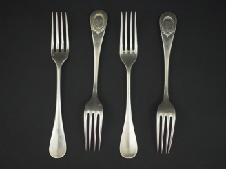 Vente aux enchères Suite de trois grandes fourchettes de style Louis XVI en argent, poinç