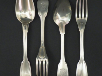 Vente aux enchères Deux grands couverts en argent, poinçon Minerve, modèle à filet. Monog