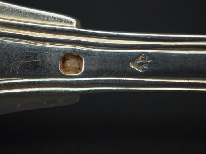 Deux grands couverts en argent, poinçon Minerve, modèle à filet. Monog