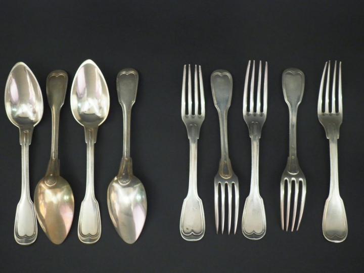 Ensemble comprenant :  - une suite de quatre grandes cuillères en arge