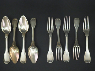 Vente aux enchères Ensemble comprenant :  - une suite de quatre grandes cuillères en arge