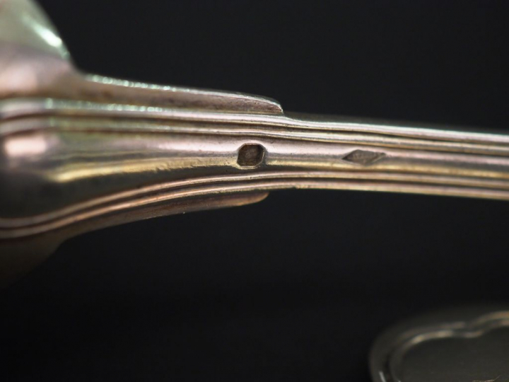 Ensemble comprenant :  - une suite de quatre grandes cuillères en arge