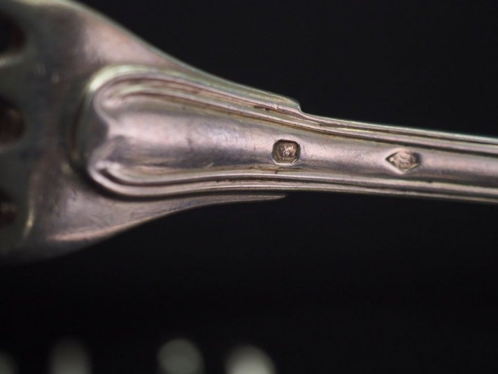 Ensemble comprenant :  - une suite de quatre grandes cuillères en arge