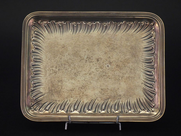 Petit plateau rectangulaire de style Louis XV en argent, poinçon Miner