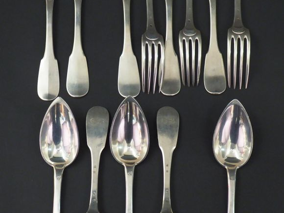 Ensemble comprenant :  - un grand couvert et six grandes fourchettes e