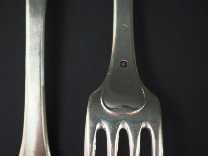 Ensemble comprenant :  - un grand couvert et six grandes fourchettes e