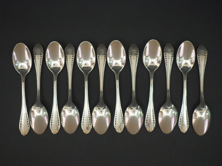 Suite de douze petites cuillères de style Art déco en argent, poinçon 