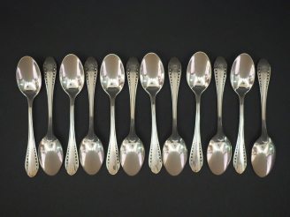Vente aux enchères Suite de douze petites cuillères de style Art déco en argent, poinçon 