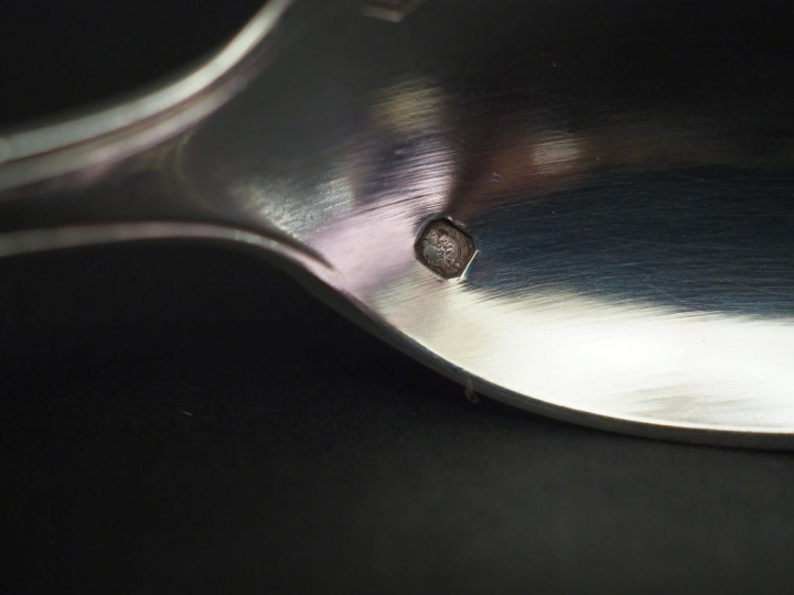 Suite de douze petites cuillères de style Art déco en argent, poinçon 