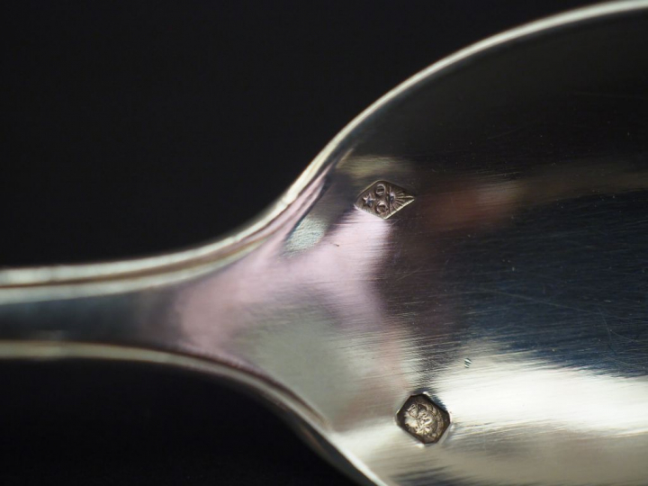 Suite de douze petites cuillères de style Art déco en argent, poinçon 