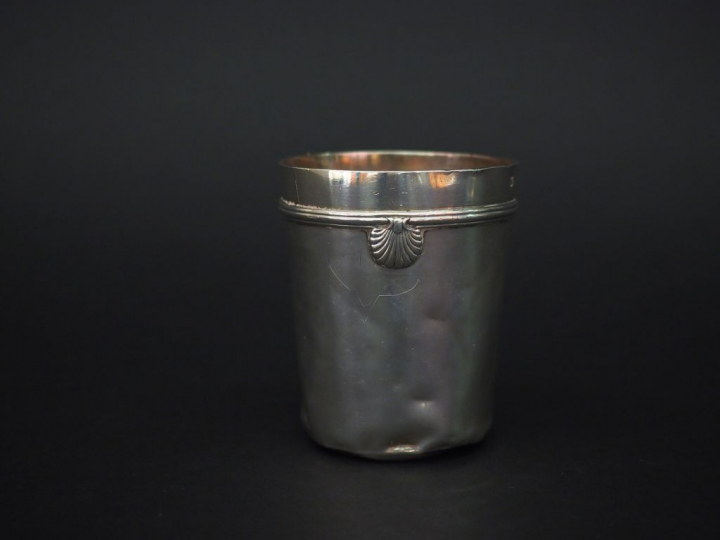 Timbale en argent, poinçon Minerve, à décor de coquilles. M.O : E. Pui