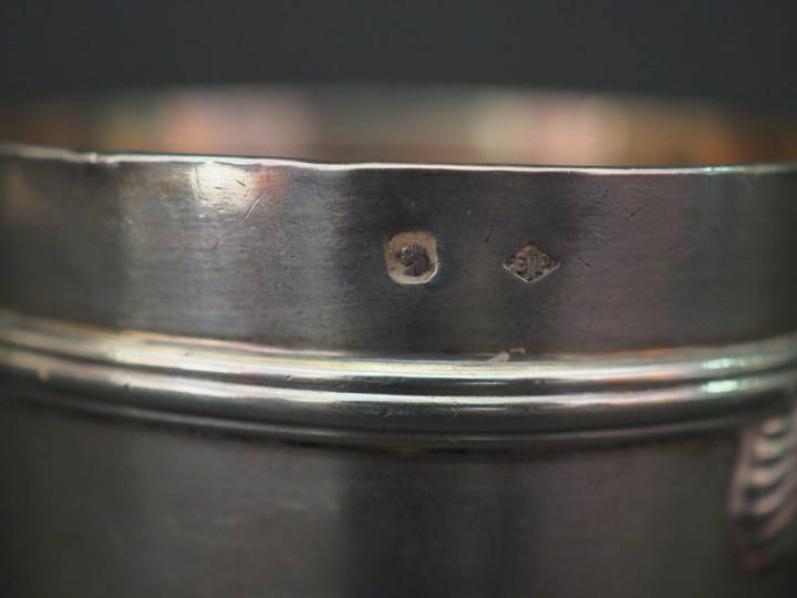 Timbale en argent, poinçon Minerve, à décor de coquilles. M.O : E. Pui