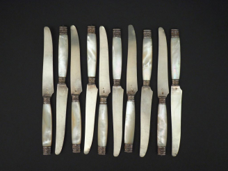 Vente aux enchères Suite de dix couteaux à fruit.  Lame argent, poinçon Minerve.  Manche 