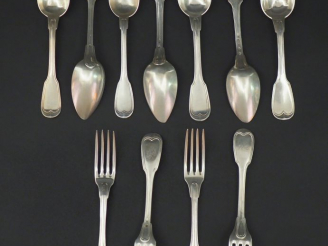 Vente aux enchères Ensemble comprenant sept grandes cuillères et quatre grandes fourchett