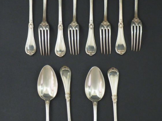 Vente aux enchères Suite de quatre couverts à entremets en argent, poinçon Minerve, à déc