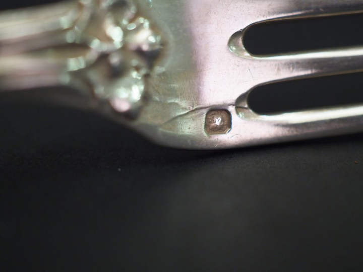 Suite de quatre couverts à entremets en argent, poinçon Minerve, à déc