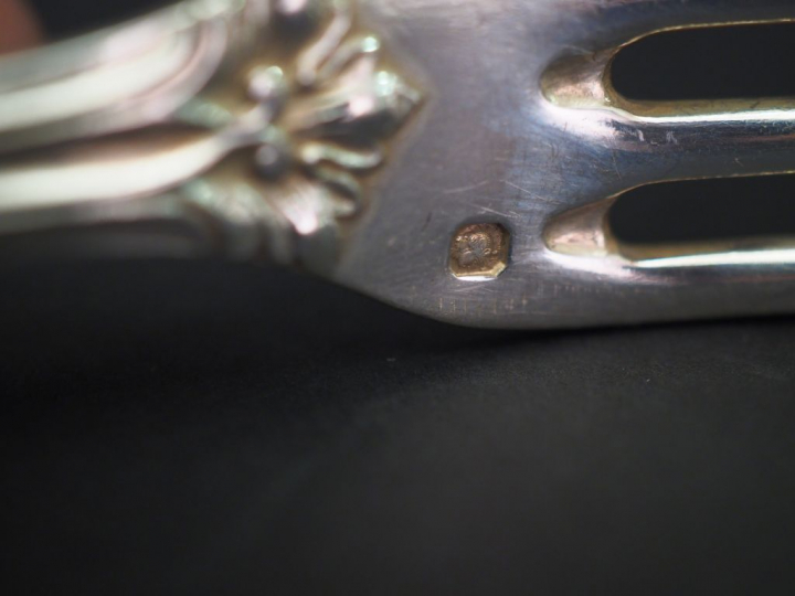 Suite de quatre couverts à entremets en argent, poinçon Minerve, à déc