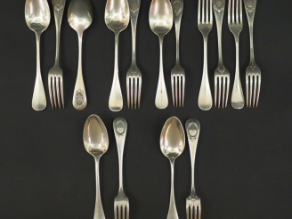 Vente aux enchères Ensemble comprenant :  - un grand couvert et une cuillère en argent, p