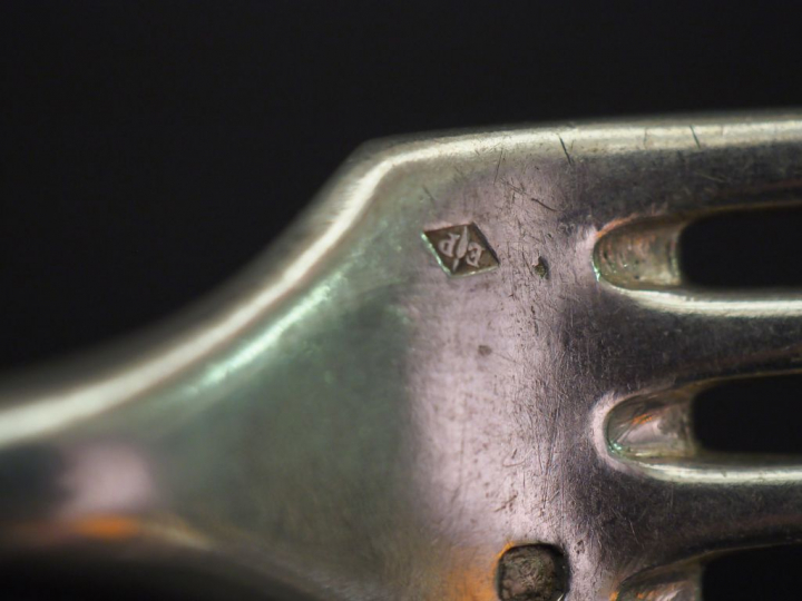 Ensemble comprenant :  - un grand couvert et une cuillère en argent, p