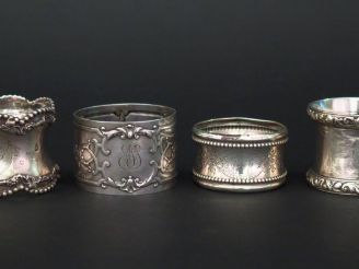 Vente aux enchères Ensemble comprenant :  - un rond de serviette Napoléon III en argent, 