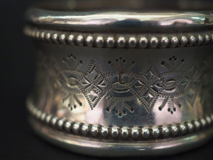 Ensemble comprenant :  - un rond de serviette Napoléon III en argent, 