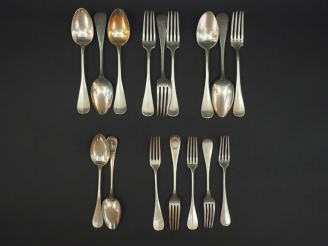 Vente aux enchères Ensemble comprenant :  - une suite de trois grandes cuillères en argen