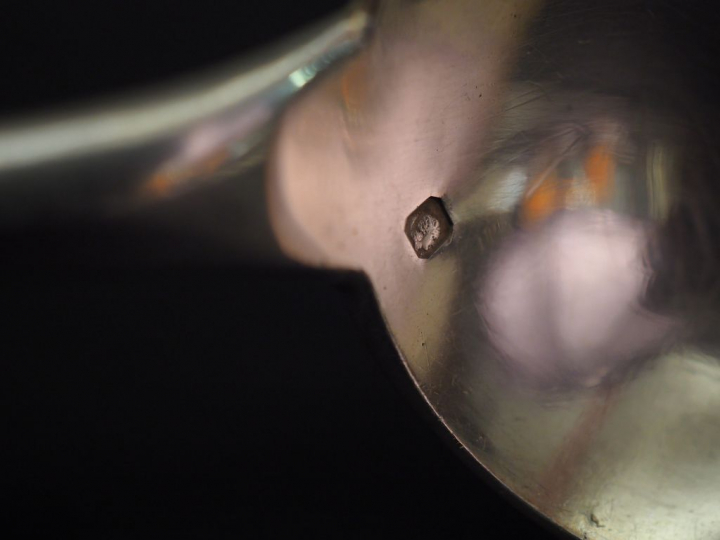 Ensemble comprenant :  - une suite de trois grandes cuillères en argen