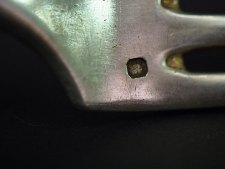 Ensemble comprenant :  - une suite de trois grandes cuillères en argen