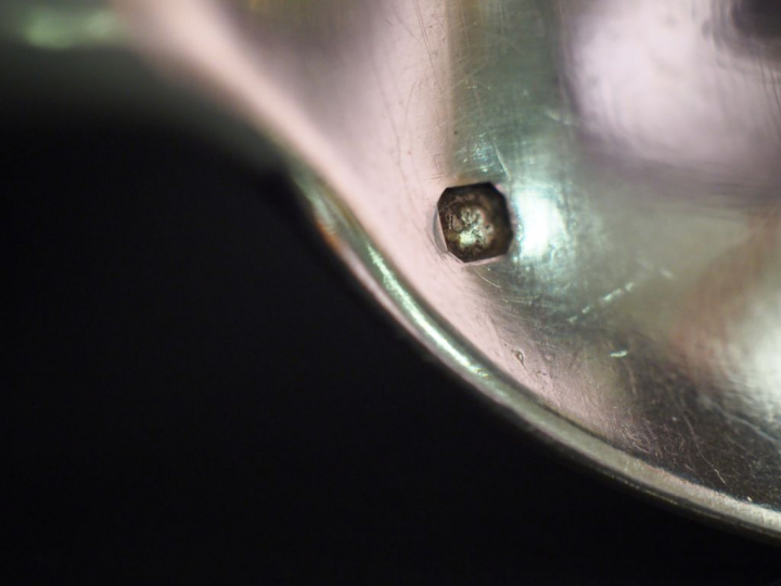 Ensemble comprenant :  - une suite de trois grandes cuillères en argen