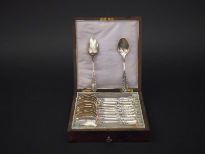 Suite de douze petites cuillères en argent, poinçon Minerve, modèle fe