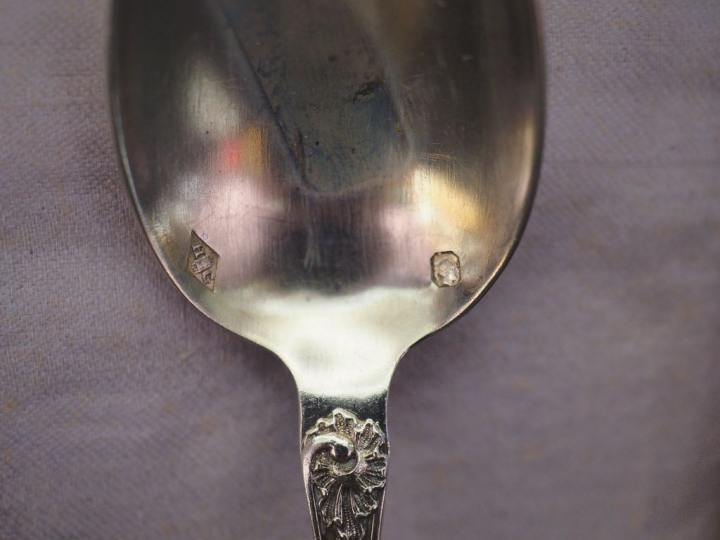 Suite de douze petites cuillères en argent, poinçon Minerve, modèle fe