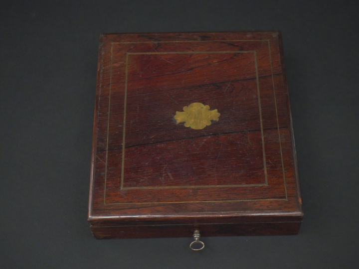 Suite de douze petites cuillères en argent, poinçon Minerve, modèle fe