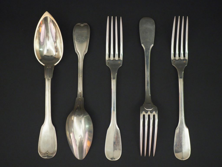 Ensemble comprenant :  - deux différentes cuillères à entremets en arg