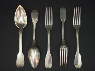 Vente aux enchères Ensemble comprenant :  - deux différentes cuillères à entremets en arg