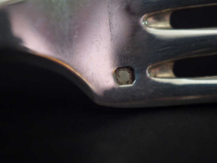 Ensemble comprenant :  - deux différentes cuillères à entremets en arg