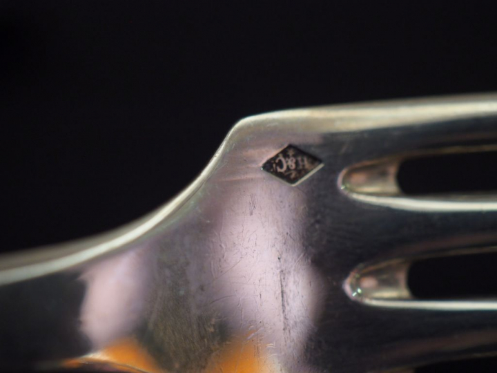 Ensemble comprenant :  - deux différentes cuillères à entremets en arg