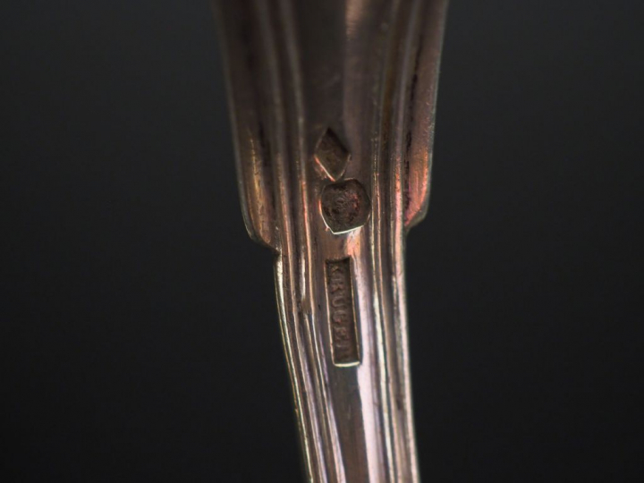 Ensemble comprenant :  - deux différentes cuillères à entremets en arg