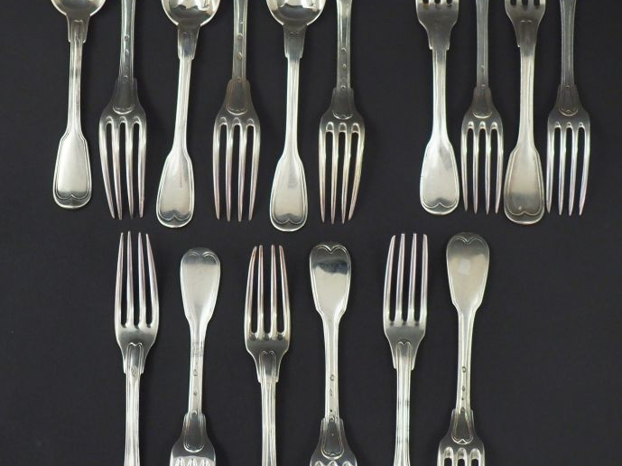 Trois grands couverts et dix grandes fourchettes en argent, modèle à f
