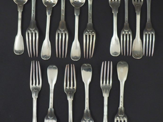 Vente aux enchères Trois grands couverts et dix grandes fourchettes en argent, modèle à f