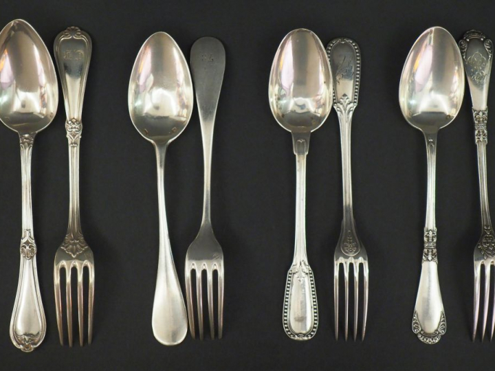 Ensemble comprenant :  - un couvert à entremets en argent, poinçon Min