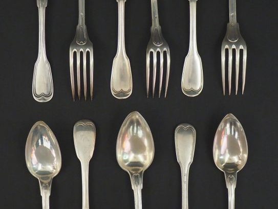 Trois grands couverts et cinq cuillères en argent, poinçon Minerve, mo