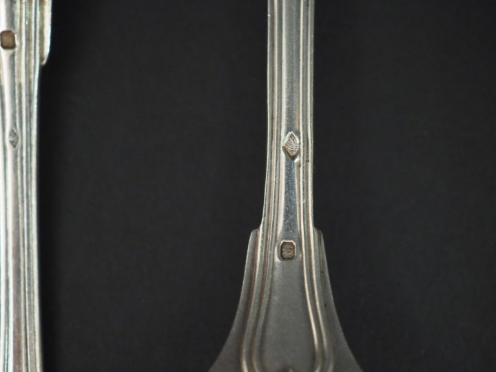 Trois grands couverts et cinq cuillères en argent, poinçon Minerve, mo