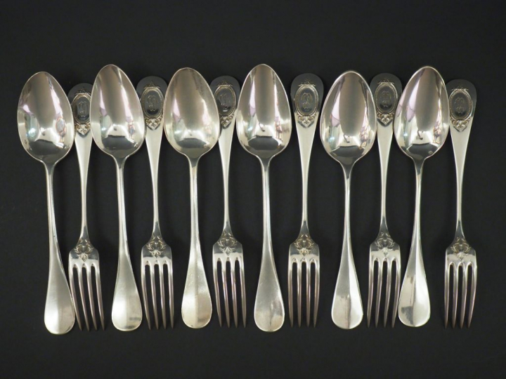 Suite de deux grands couverts et quatre grandes fourchettes  de style 