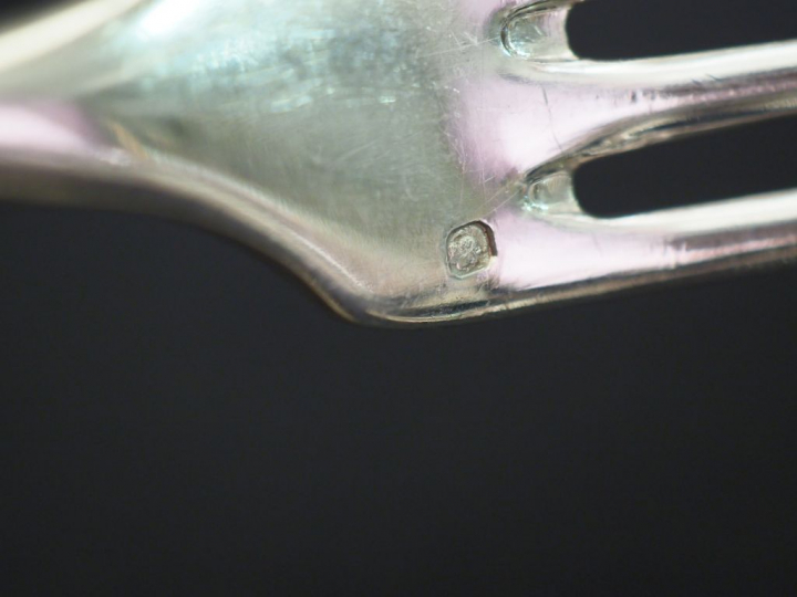 Suite de deux grands couverts et quatre grandes fourchettes  de style 