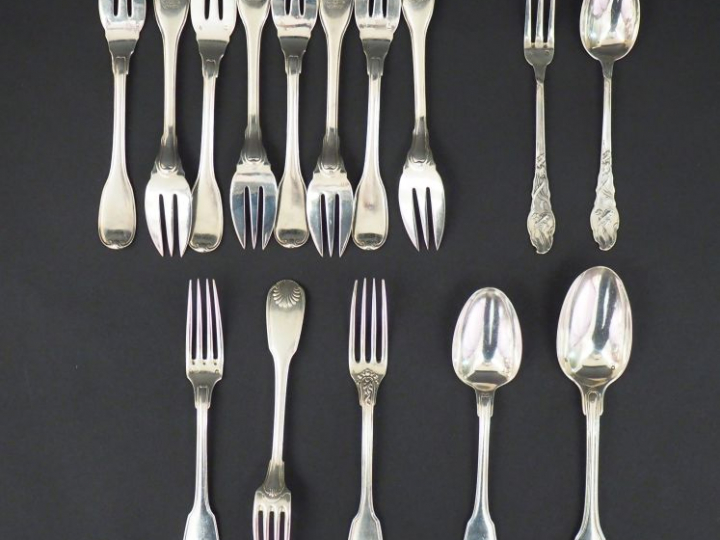 Ensemble comprenant :  - une suite de huit fourchettes à poisson en ar