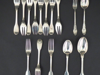 Vente aux enchères Ensemble comprenant :  - une suite de huit fourchettes à poisson en ar