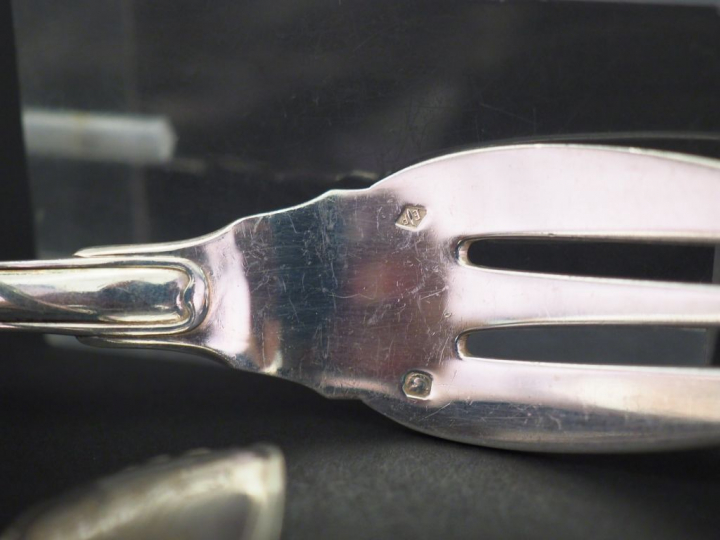 Ensemble comprenant :  - une suite de huit fourchettes à poisson en ar