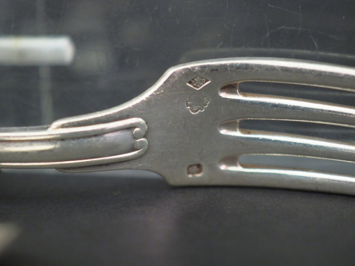 Ensemble comprenant :  - une suite de huit fourchettes à poisson en ar