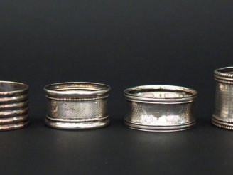 Vente aux enchères Ensemble comprenant :  - un rond de serviette en argent, poinçon Miner